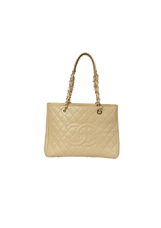 Sophisticated Street Style Offers GRAND SHOPPING TOTE CAVIAR Carry Elegance For Less Sophisticated Street Style Offers GRAND SHOPPING TOTE CAVIAR Carry Elegance For Less