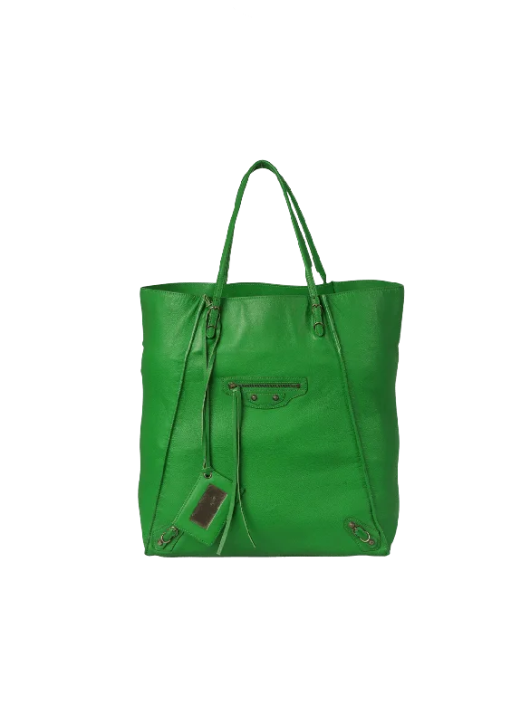 Laid-Back Fashion Offers PAPIER A4 TOTE Stylish Totes, Exclusive Savings
